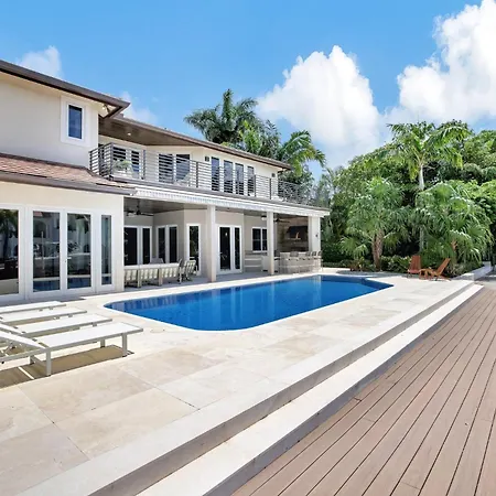 Villa Elegant Waterfront Estate 6Br- 6.5Ba
